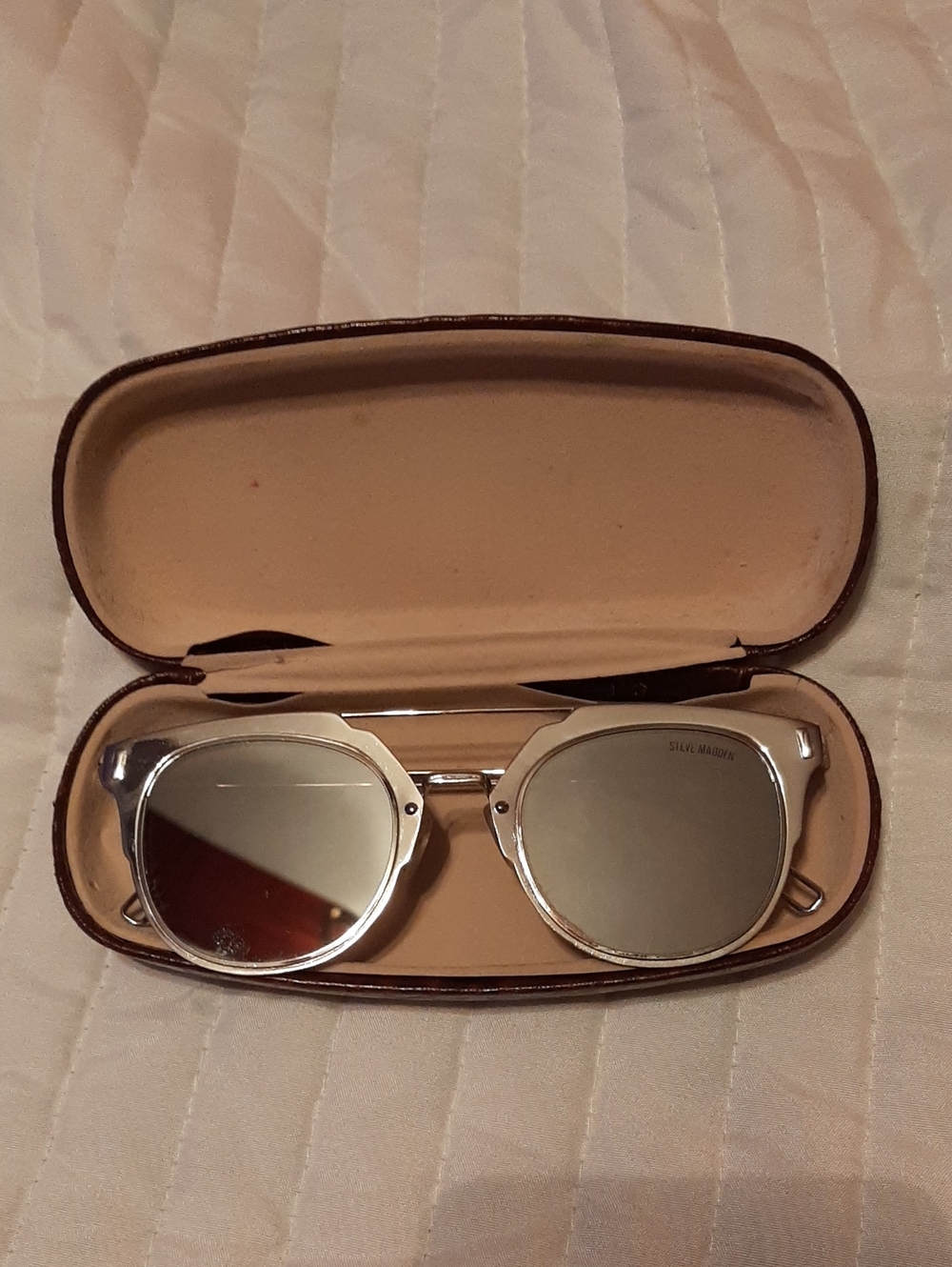 Steve Madden Silver Mirrored Round-Edge Sunglasses With case.